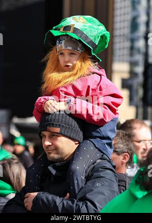 Chicago, USA. März 2024. Die Leute nehmen an einer Veranstaltung zur Feier der St. Patrick's Day in Chicago, USA, 16. März 2024. Quelle: Joel Lerner/Xinhua/Alamy Live News Stockfoto