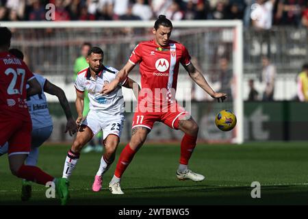 Mailand Djuric (Monza) Mateusz Wieteska (Cagliari) während des Spiels der italienischen Serie A zwischen Monza 1-0 Cagliari im Brianteo Stadion am 16. März 2024 in Monza, Italien. Quelle: Maurizio Borsari/AFLO/Alamy Live News Stockfoto