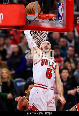 Chicago, USA. März 2024. Alex Caruso dunks von Chicago Bulls während des NBA Regular Season Spiels zwischen Washington Wizards und Chicago Bulls in Chicago, USA, am 16. März 2024. Quelle: Joel Lerner/Xinhua/Alamy Live News Stockfoto