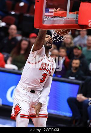 Chicago, USA. März 2024. Chicago Bulls' Andre Drummond dunks während des NBA Regular Season Spiels zwischen Washington Wizards und Chicago Bulls in Chicago, USA, 16. März 2024. Quelle: Joel Lerner/Xinhua/Alamy Live News Stockfoto