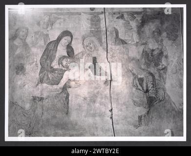 Latium Roma Cave S. Lorenzo0. Hutzel, Max 1960-1990 Mittelalter: Architektur, Malerei, Inschrift auf Steinplatte. St. Lorenzo wurde im 11. Jahrhundert erbaut, mit drei Schiffen, die durch römische Säulen getrennt wurden. In einer Stufe, die zum Altar führt, befindet sich die Steinplatte mit der Inschrift, die die Weihung der Kirche durch Clemens III. (1093) erzählt. Postmittelalterliche Malerei. Die Kirche enthält Fresken aus dem 14. Bis 16. Jahrhundert. Antiquities: Kolumnen als Spolia der in Deutschland geborene Fotograf und Gelehrte Max Hutzel (1911–1988) fotografierte in Italien von den frühen 1960er Jahren bis zu seinem Tod Stockfoto