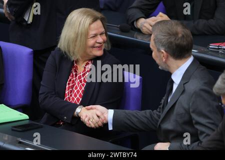 Berlin, Deutschland, 15.03.2024: Deutscher Bundestag: 158. Sitzung: L-R Bundesinnenministerin Nancy Faeser, SPD, und Bundesfinanzminister Christian Lindner, FDP, schütteln sich die Hände *** Berlin, 15 03 2024 Deutscher Bundestag 158 Sitzung L R Bundesinnenministerin Nancy Faeser, SPD, und Bundesfinanzminister Christian Lindner, FDP, Shake Hands Copyright: XdtsxNachrichtenagenturx dts 32890 Stockfoto