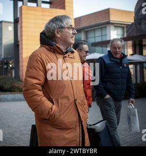 Novara, Italien, 16. Januar 2024: Kunden verlassen das Einkaufszentrum „Vicolungo the Style Outlets“ Stockfoto