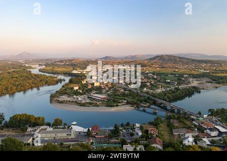 Blick von Rozafa Castle in Shkorda in Richtung des Flusses drin Stockfoto
