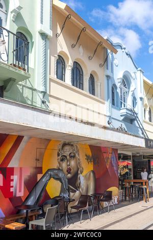 Spanische Architektur und Wandgemälde im Missionsstil, New Regent Street, Christchurch Central, Christchurch, Canterbury, Neuseeland Stockfoto