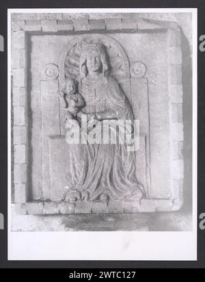 Lazio Viterbo Gallese Palazzo Ducale3. Hutzel, Max 1960-1990 Nachmittelalterliche Architektur, im 16. Jahrhundert in wohnpalazzo umgewandelt; Architekturskulptur; Skulptur der in Deutschland geborene Fotograf und Gelehrte Max Hutzel (1911–1988) fotografierte in Italien von Anfang der 1960er Jahre bis zu seinem Tod. Das Ergebnis dieses Projektes, von Hutzel als Foto Arte Minore bezeichnet, ist eine gründliche Dokumentation der kunsthistorischen Entwicklung in Italien bis zum 18. Jahrhundert, einschließlich der Objekte der Etrusker und Römer, sowie frühmittelalterliche, romanische, gotische, Renaissance- und Barockdenkmäler Stockfoto