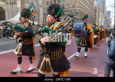 New York, Usa. März 2024. Mitglieder der Smaragdgesellschaft der NYPD marschieren Pipes & Drums in die St. Patrick's Day Parade entlang der 5th Avenue. (Foto: Ron Adar/SOPA Images/SIPA USA) Credit: SIPA USA/Alamy Live News Stockfoto