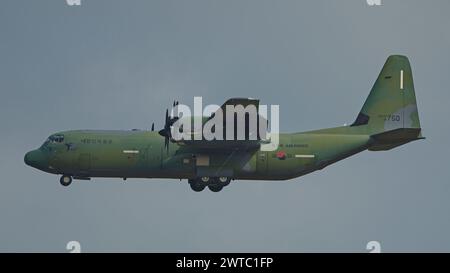 Das Kunstflugteam der Air Force der Republik Korea, Black Eagles C-130 Unterstützungsflugzeuge, ist auf der Singapore Airshow angekommen. Stockfoto