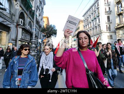 Palästina-Protest in Neapel 15. März 2024 , Neapel , Italien : Demonstranten nehmen an einem Protest unter dem Motto Stopp des Völkermords am palästinensischen Volk Teil. Sie verlangten gegen die Auslieferung von Anan Yaeesh, einem palästinensischen Bürger, der wegen Terrorismus in italienischen Gefängnissen eingesperrt ist und dessen mögliche Auslieferung an Israel unterliegt. Neapel, Neapel Kampanien Italien Copyright: XPasqualexSenatorexxEyepixxGroupx Stockfoto