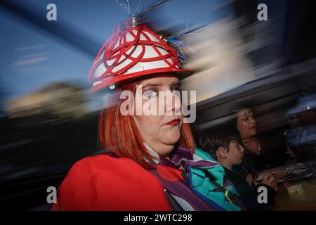 Patra, Griechenland. März 2024. Die Teilnehmer nehmen am 13. März 2024 an der nächtlichen Karnevalsparade in Patra, Griechenland, Teil. (Foto: Giorgos Arapekos/NurPhoto) Credit: NurPhoto SRL/Alamy Live News Stockfoto