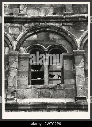 Sardinia Nuoro Ottana S. Nicola. Hutzel, Max. 1960-1990 Mittelalter: Romanische Architektur (12. Jahrhundert) in schwarz-violettem Trachyt; verzierte Fassade mit eingeschnittenen Lutangen, Pilastern und Maiolica in kleinen Vertiefungen. Etwas pisanischer Einfluss. Altertümer: Nuragische Gräber der in Deutschland geborene Fotograf und Gelehrte Max Hutzel (1911–1988) fotografierte in Italien von den frühen 1960er Jahren bis zu seinem Tod. Das Ergebnis dieses Projektes, von Hutzel als Foto Arte Minore bezeichnet, ist eine gründliche Dokumentation der kunsthistorischen Entwicklung in Italien bis zum 18. Jahrhundert, einschließlich der Objekte der Etrusker und Th Stockfoto