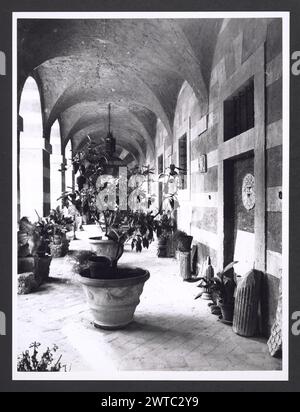 Lazio Viterbo Gallese Palazzo Ducale9. Hutzel, Max 1960-1990 Nachmittelalterliche Architektur, im 16. Jahrhundert in wohnpalazzo umgewandelt; Architekturskulptur; Skulptur der in Deutschland geborene Fotograf und Gelehrte Max Hutzel (1911–1988) fotografierte in Italien von Anfang der 1960er Jahre bis zu seinem Tod. Das Ergebnis dieses Projektes, von Hutzel als Foto Arte Minore bezeichnet, ist eine gründliche Dokumentation der kunsthistorischen Entwicklung in Italien bis zum 18. Jahrhundert, einschließlich der Objekte der Etrusker und Römer, sowie frühmittelalterliche, romanische, gotische, Renaissance- und Barockdenkmäler Stockfoto