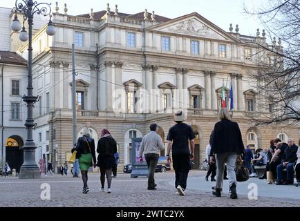 Mailand, Italien. März 2024. Viele Touristen an Sonntagen auf der Piazza della Scala, einem der faszinierendsten und berühmtesten Orte der Stadt Credit: Independent Photo Agency/Alamy Live News Stockfoto