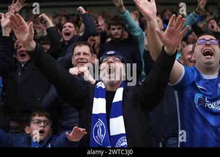 Peterborough, Großbritannien. März 2024. Portsmouth Fans feiern am 16. März 2024 beim Spiel Peterborough United gegen Portsmouth EFL League One im Weston Homes Stadium, Peterborough, Cambridgeshire. Quelle: Paul Marriott/Alamy Live News Stockfoto