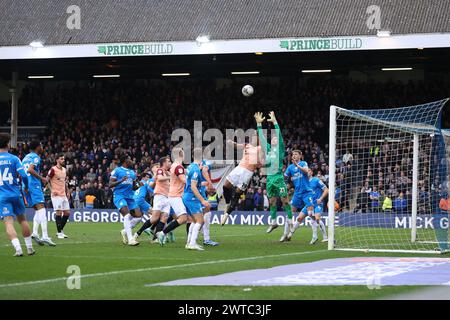 Peterborough, Großbritannien. März 2024. Goalmouth Action beim Spiel Peterborough United gegen Portsmouth EFL League One im Weston Homes Stadium, Peterborough, Cambridgeshire, am 16. März 2024. Quelle: Paul Marriott/Alamy Live News Stockfoto