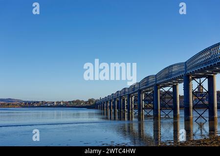 Das South Esk Viaduct, eine eingleisige Eisenbahnbrücke aus Schmiedeeisen, die das Tidal Basin bei Montrose überquert, während die Flut ausgeht. Stockfoto