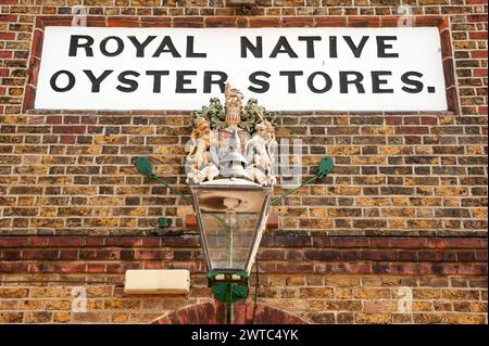 WHITSTABLE, KENT, Großbritannien - 30. APRIL 2011: Kunstvolles Schild im Restaurant Royal Native Oyster Stores über der Lampe mit Royal Crest Stockfoto