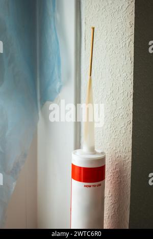 Silikondichtmittelpatrone zur Reparatur von Fenstern im Innenbereich. Stockfoto