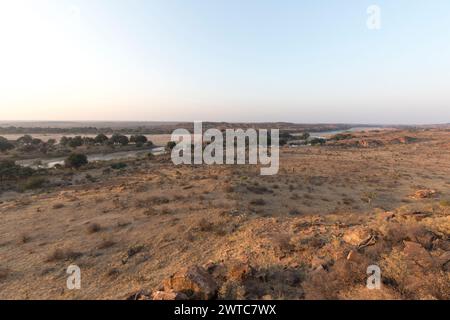 Landschaft am Zusammenfluss des Shashe River an der Grenze zwischen Simbabwe Botswana und Südafrika Stockfoto