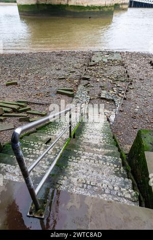 Horselydown Old Treppen, alter Zugang zur Themse in der Nähe der Tower Bridge, Shad Thames, Bermondsey, London, Großbritannien. Es geht hinunter zum Ufer der Themse Stockfoto