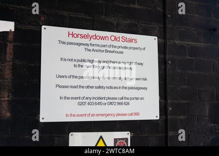 Horselydown Old Treppen, alter Zugang zur Themse in der Nähe der Tower Bridge, Shad Thames, Bermondsey, London, Großbritannien. Es geht hinunter zum Ufer der Themse Stockfoto