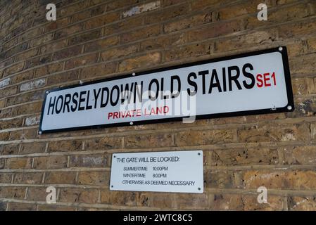 Horselydown Old Treppen, alter Zugang zur Themse in der Nähe der Tower Bridge, Shad Thames, Bermondsey, London, Großbritannien. Es geht hinunter zum Ufer der Themse Stockfoto