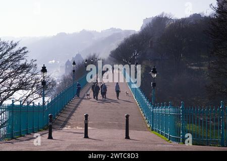 Spa-Fußgängerbrücke an einem nebeligen Tag in Scarborough Stockfoto