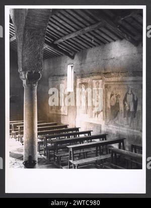 Latium Roma Höhle S. Lorenzo. Hutzel, Max 1960-1990 Mittelalter: Architektur, Malerei, Inschrift auf Steinplatte. St. Lorenzo wurde im 11. Jahrhundert erbaut, mit drei Schiffen, die durch römische Säulen getrennt wurden. In einer Stufe, die zum Altar führt, befindet sich die Steinplatte mit der Inschrift, die die Weihung der Kirche durch Clemens III. (1093) erzählt. Postmittelalterliche Malerei. Die Kirche enthält Fresken aus dem 14. Bis 16. Jahrhundert. Antiquities: Kolumnen als Spolia der in Deutschland geborene Fotograf und Gelehrte Max Hutzel (1911–1988) fotografierte in Italien von den frühen 1960er Jahren bis zu seinem Tod. Stockfoto