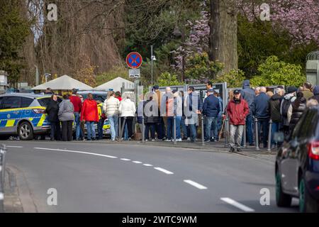 Bonn, Deutschland. März 2024. Russische Bürger stehen vor dem russischen Generalkonsulat in einer langen Schlange, um zu wählen. Russen im in- und Ausland gehen zu den Wahlen, um bei den Präsidentschaftswahlen zu wählen. Quelle: Thomas Banneyer/dpa/Alamy Live News Stockfoto