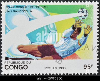 Gestempelter Briefstempel, gedruckt von Kongo, der die Szene des Fußballspiels, FIFA Fussball-Weltmeisterschaft 1994 - USA, um 1993 zeigt. Stockfoto