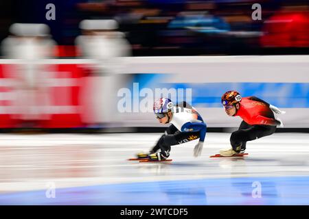 KIM Gun Woo führt LIU Shaoang CHN in der Herren-Staffel während der Short Track Speed Skating Championship am 16. März 2024 in Rotterdam an. Foto von Phil Hutchinson. Nur redaktionelle Verwendung, Lizenz für kommerzielle Nutzung erforderlich. Keine Verwendung bei Wetten, Spielen oder Publikationen eines einzelnen Clubs/einer Liga/eines Spielers. Quelle: UK Sports Pics Ltd/Alamy Live News Stockfoto