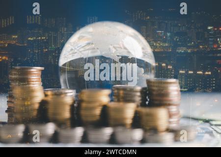 Globe und stapeln Sie mit Münzen. Geld lässt die Welt umlaufen. Doppelexposition von Grafik und Münzzeilen für Finanz- und Geschäftskonzept. Finanzkontrolle Stockfoto
