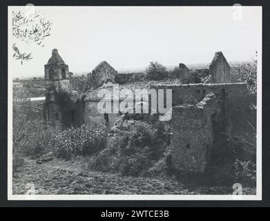 Latium Latina Fondi Abtei von S. Magno. Hutzel, Max 1960-1990 Außen- und Innenansicht der Abteiruinen, einschließlich eines beschädigten Freskos. Allgemeine Anmerkungen: Ansichten mit den Nummern H-33 bis H-47 sind Teil der numerischen Sequenz für Madonna del Soccorso. Der in Deutschland geborene Fotograf und Gelehrte Max Hutzel (1911–1988) fotografierte in Italien von den frühen 1960er Jahren bis zu seinem Tod. Das Ergebnis dieses Projektes, von Hutzel als Foto Arte Minore bezeichnet, ist eine gründliche Dokumentation der kunsthistorischen Entwicklung in Italien bis zum 18. Jahrhundert, einschließlich der Objekte der Etrusker und Römer sowie des frühen Mediews Stockfoto