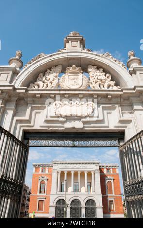 Cason del Buen Retiro vom El Retiro Tor. Madrid, Spanien. Stockfoto