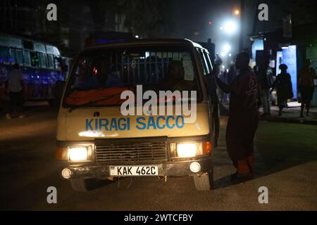 Ein Minibus bringt Pendler an einer Bushaltestelle in Kibera Slum, Nairobi. Kibera, der größte Slum in Nairobi und Afrika, beherbergt mehr als eine Million Einwohner Stockfoto