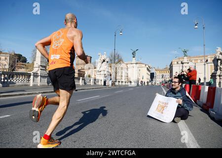 Roma, Italien. März 2024. Attivisti di Ultima Generazione protestano durante la maratona di Roma all'altezza di Ponte Vittorio Emanuele II - Roma, Italia - Domenica, 17 Marzo 2024 (Foto Cecilia Fabiano/LaPresse) Aktivisten der letzten Generation protestieren während des Rom-Marathons in der Nähe von Ponte Vittorio Emanuele II - Politik - Rom, Italien - Sonntag, 17. März 2024 (Foto Cecilia Fabiano/LaPresse) Credit: LaPresse/Alamy Live News Stockfoto