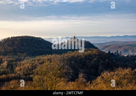 17. März 2024, Nordrhein-Westfalen, Königswinter: Blick auf den Drachenfels in den frühen Morgenstunden des Sonntagvormittags. Foto: Thomas Banneyer/dpa Stockfoto