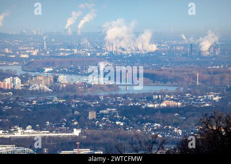 17. März 2024, Nordrhein-Westfalen, Königswinter: Blick auf Bonn am frühen Sonntagmorgen. Im Hintergrund ist der Chemiepark bei Wesseling zu sehen. Foto: Thomas Banneyer/dpa Stockfoto