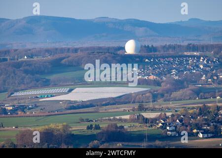 17. März 2024, Nordrhein-Westfalen, Königswinter: Blick auf Wachtberg mit der Radarkuppel des Fraunhofer-Instituts für Hochfrequenzphysik und Radartechnik früh am Sonntagmorgen. Foto: Thomas Banneyer/dpa Stockfoto