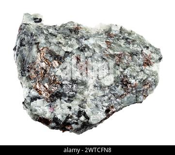 Exemplar von natürlichem rohem Nephelin mit Sphen- und Feldspatmineralausschnitt auf weißem Hintergrund Stockfoto