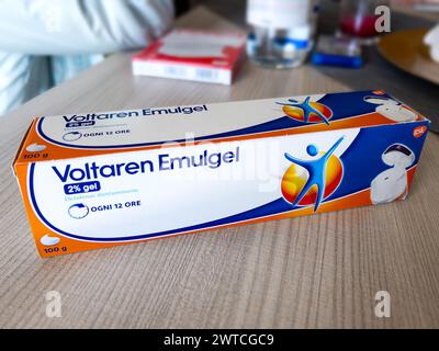 Turin, Italien - 07. März 2024: Voltaren Emulgel Antirheumatikum mit Wirkstoff Diclofenac-Natrium in Verpackung auf Holztisch Stockfoto