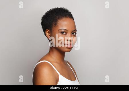 Charmantes weibliches Model Gesicht Nahaufnahme. Afroamerikanische Frauenporträt. Stockfoto