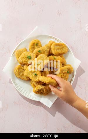 Ein Kinderteller mit Hühnchennuggets ist ein klassisches Komfortgericht Stockfoto