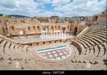 Jerash, Jordanien - 5. Mai 2022: Ein malerischer Blick auf das majestätische antike römische Amphitheater in Jerash, Jordanien, bei dem Besucher die historischen Ruinen erkunden. Stockfoto