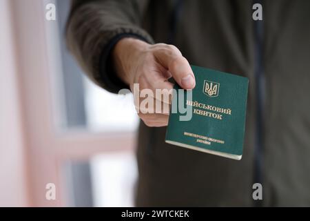 Der junge ukrainische Wehrpflichtige zeigt seine Militärmarke oder sein Armeeausweis in der Nähe Stockfoto