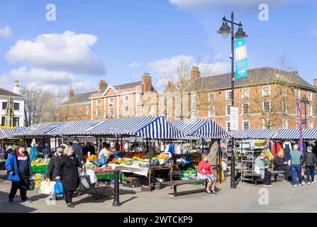 Retford Market Square mit Einkaufsmöglichkeiten an den belebten Marktständen in Retford Nottinghamshire England Großbritannien GB Europa Stockfoto