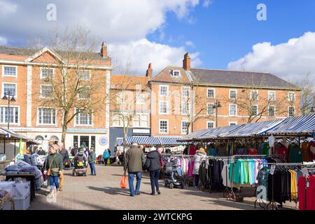 Retford Market Square mit Einkaufsmöglichkeiten an den belebten Marktständen in Retford Nottinghamshire England Großbritannien GB Europa Stockfoto