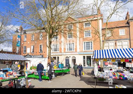 Retford Market Square mit Einkaufsmöglichkeiten an den belebten Marktständen in Retford Nottinghamshire England Großbritannien GB Europa Stockfoto