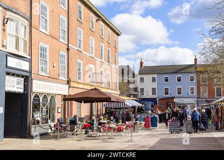 Retford Market Square mit Einkaufsmöglichkeiten an den belebten Marktständen in Retford Nottinghamshire England Großbritannien GB Europa Stockfoto