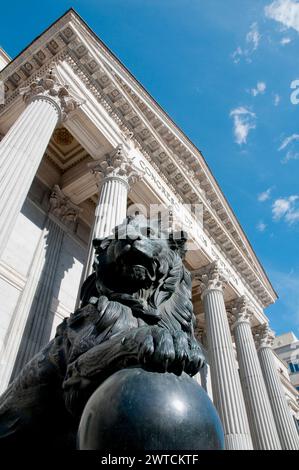 Congreso de Los Diputados, Ansicht von unten. Madrid, Spanien. Stockfoto